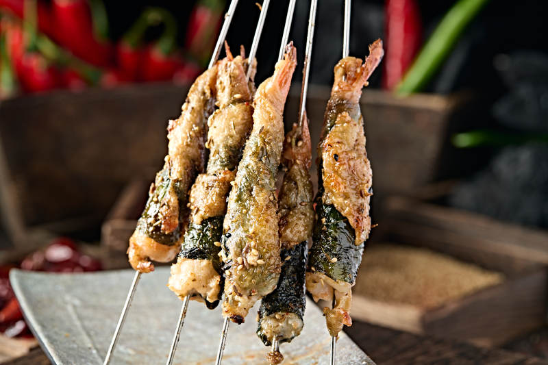 风味炭烤紫苏叶裹大虾图片