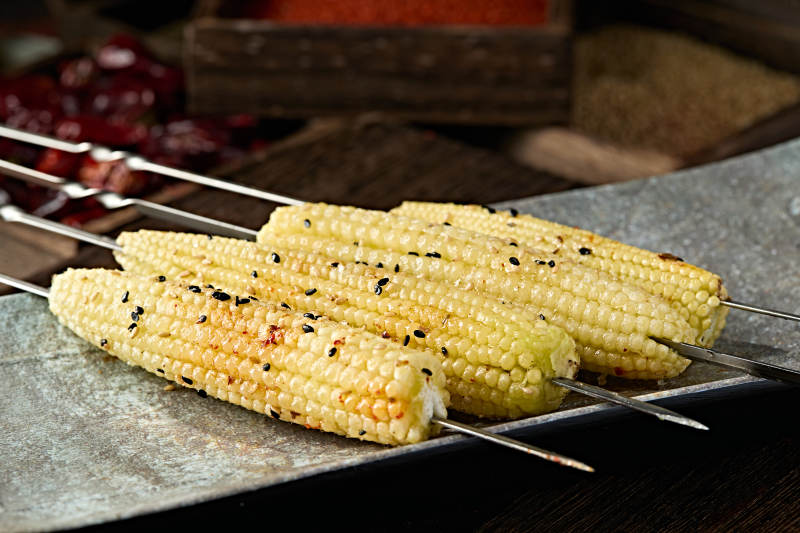 风味炭烤嫩玉米串图片