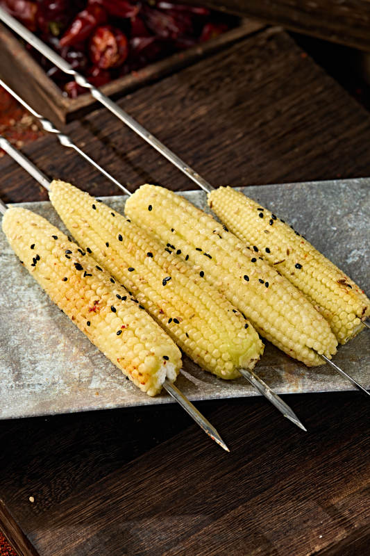 风味炭烤嫩玉米串图片