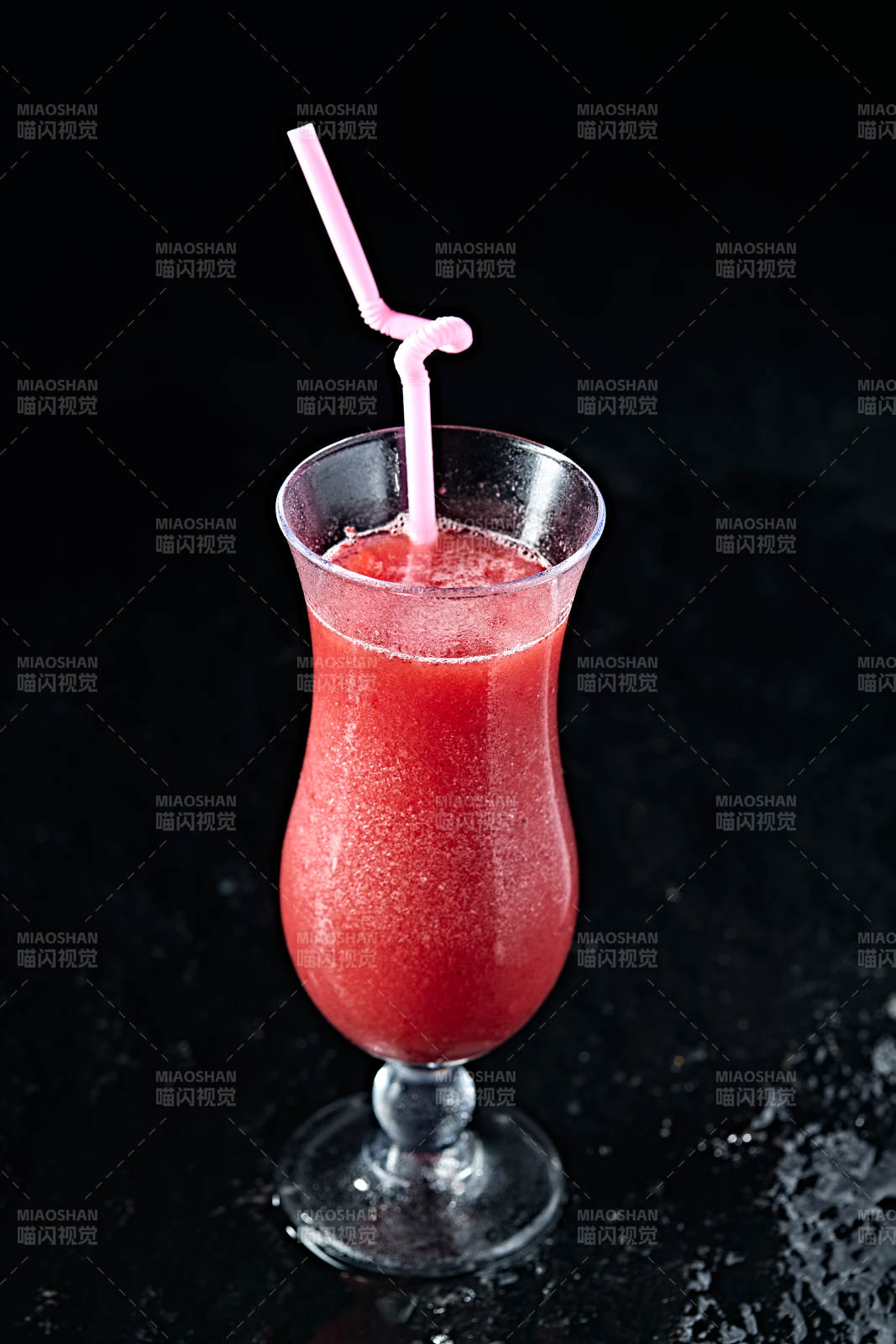 玻璃器皿装的鲜榨果蔬汁图片