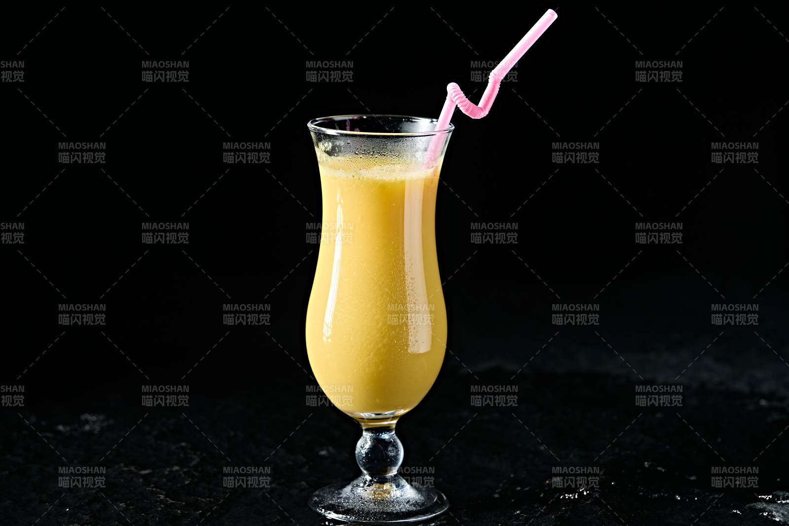 玻璃器皿装的鲜榨果蔬汁图片