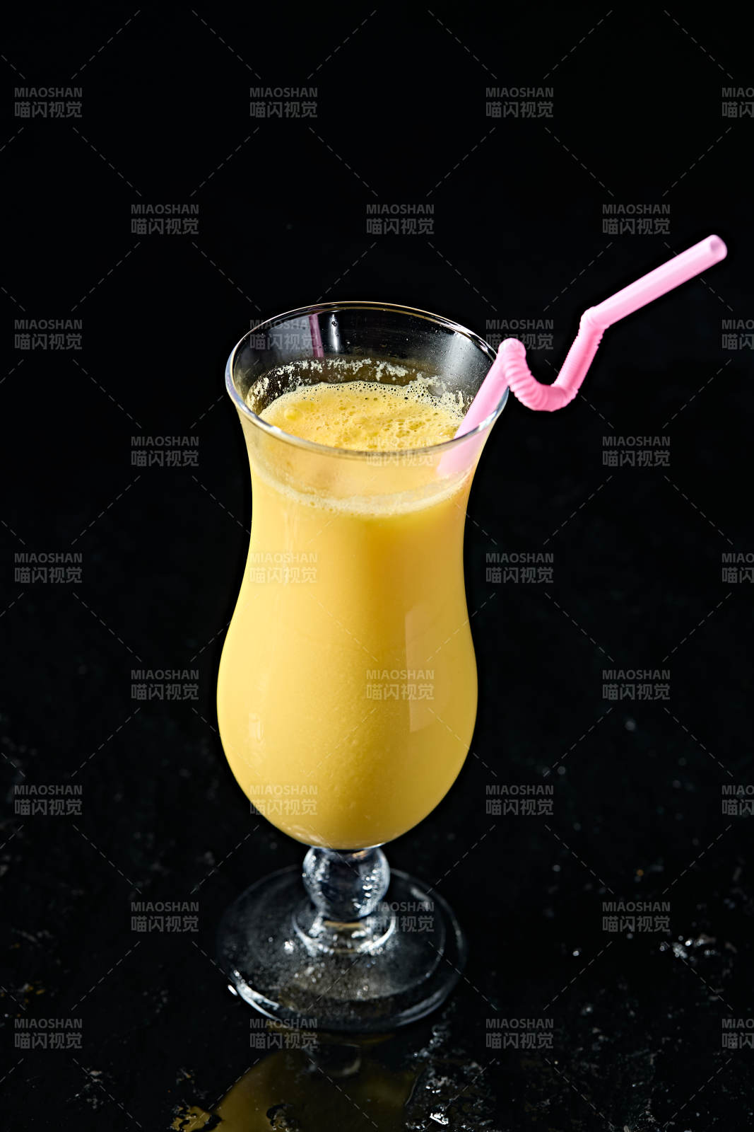 玻璃器皿装的鲜榨果蔬汁图片