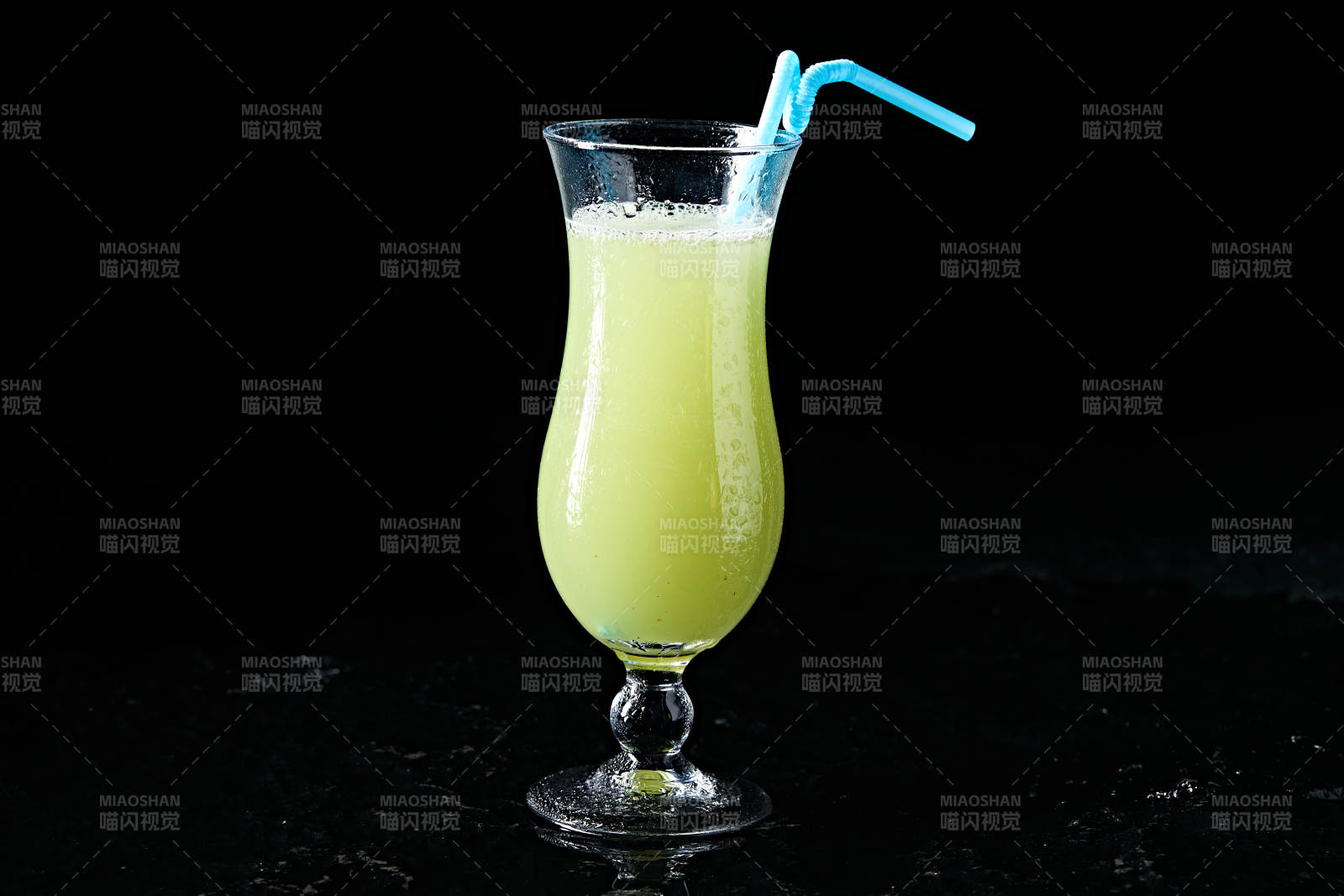 玻璃器皿装的鲜榨果蔬汁图片