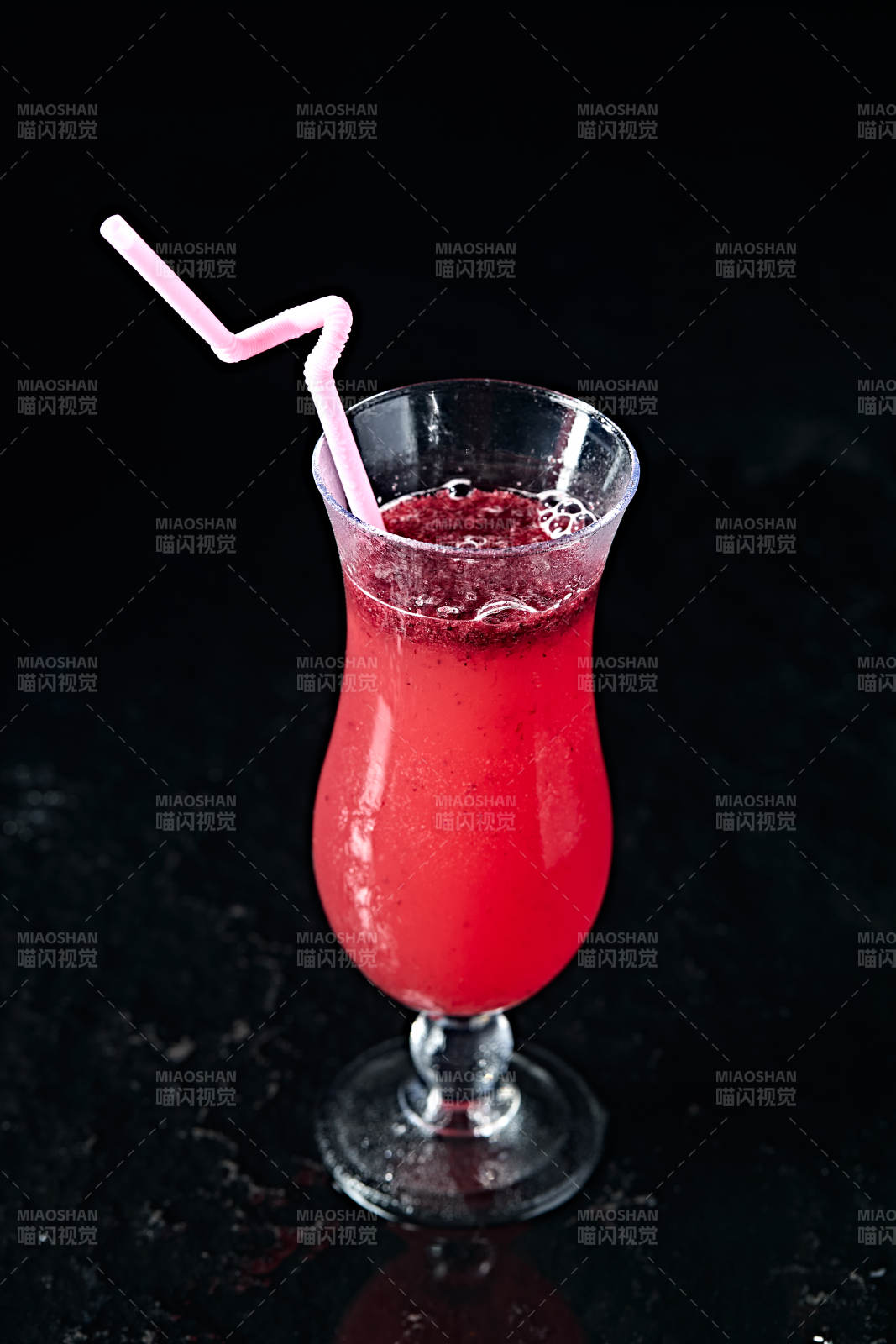 玻璃器皿装的鲜榨果蔬汁图片