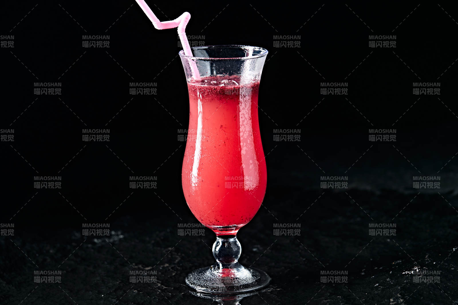 玻璃器皿装的鲜榨果蔬汁图片