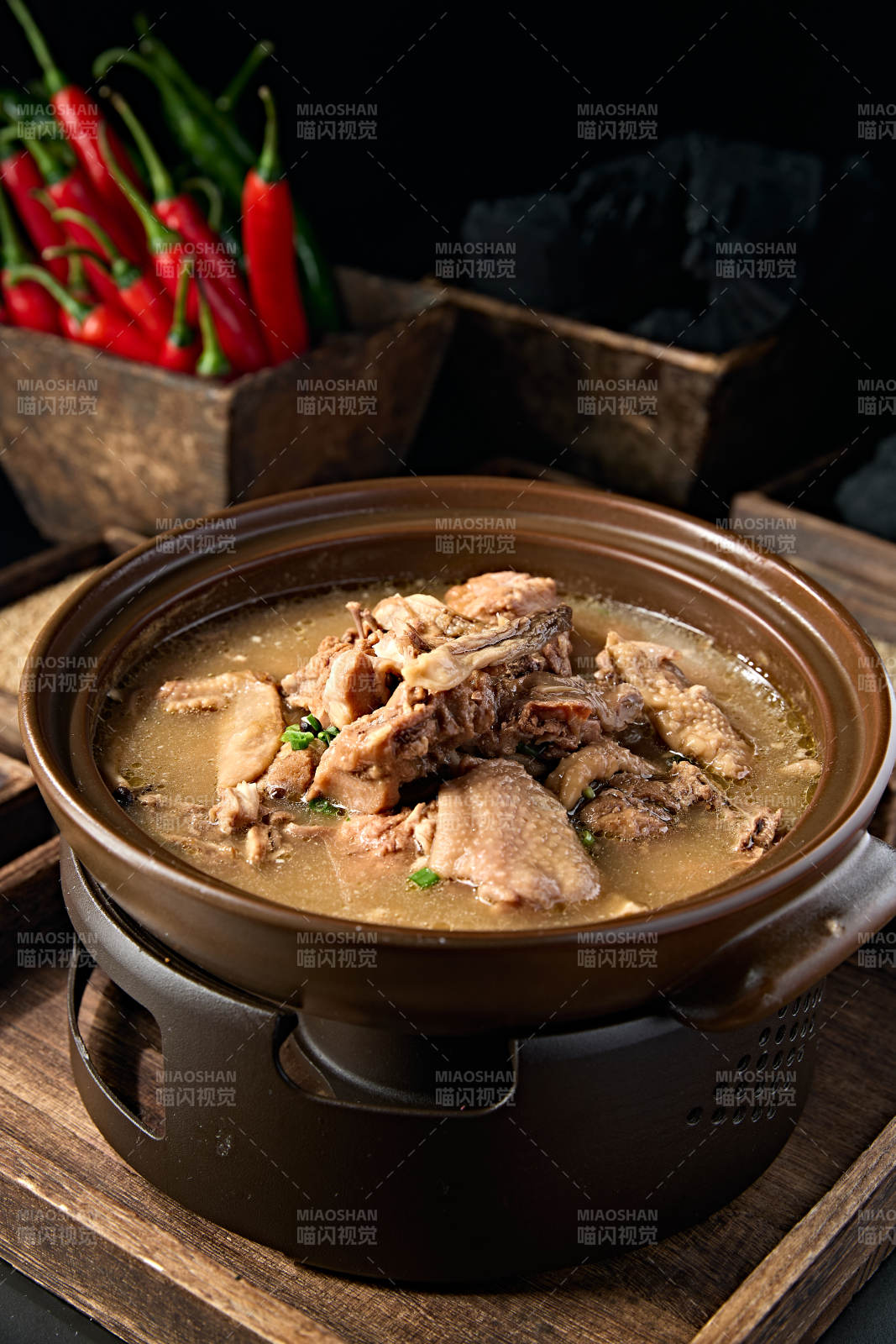 砂锅浓汤炖土鸡图片