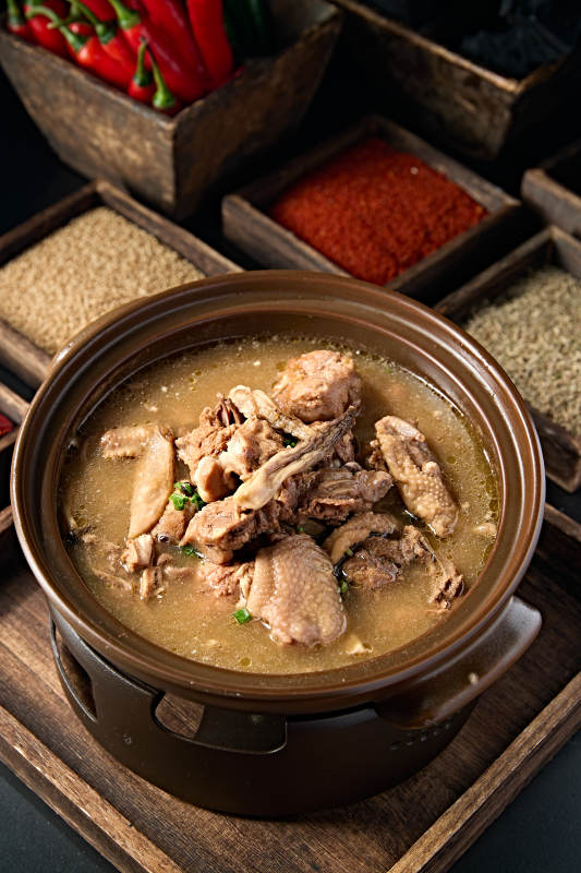 砂锅浓汤炖土鸡图片