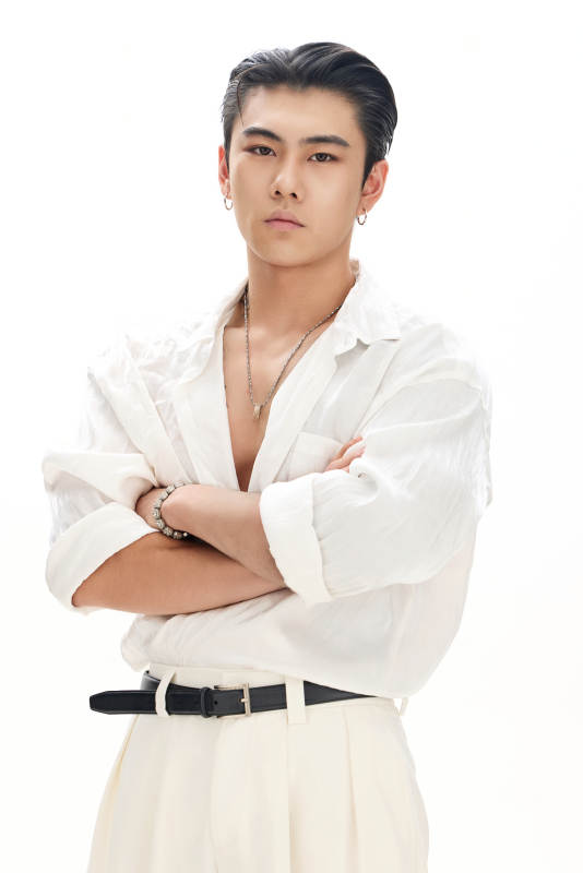 年轻帅气的肌肉健美亚洲男性形象图片