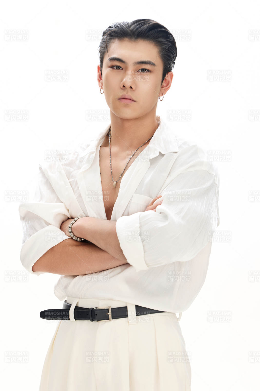 年轻帅气的肌肉健美亚洲男性形象图片