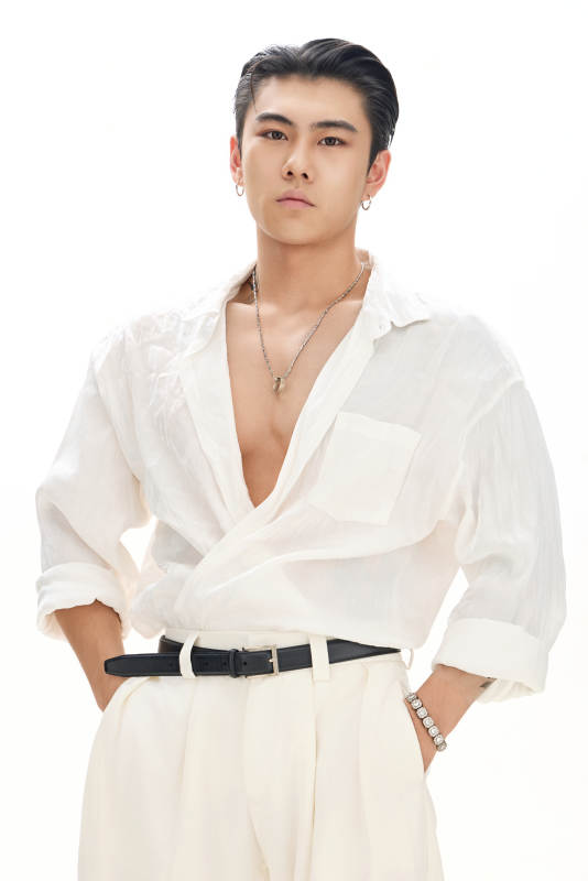 年轻帅气的肌肉健美亚洲男性形象图片