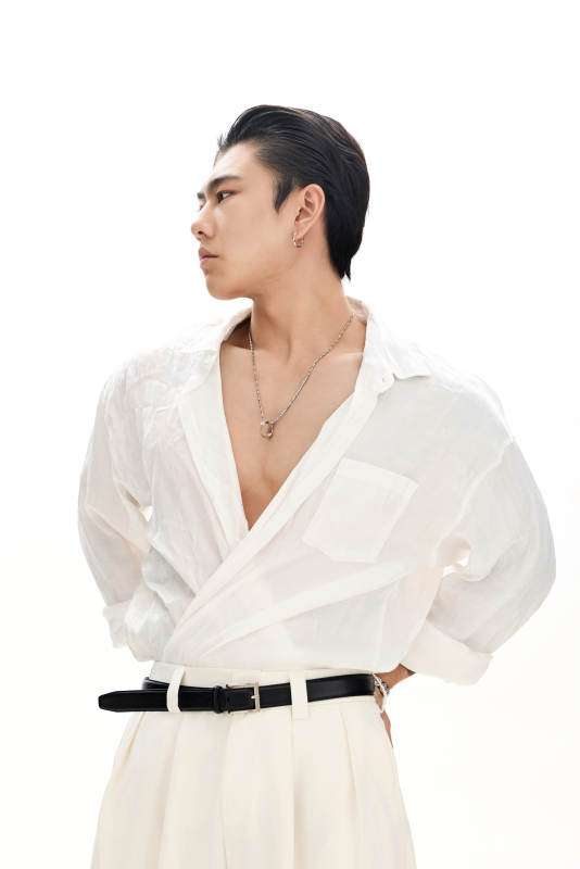 年轻帅气的肌肉健美亚洲男性形象图片