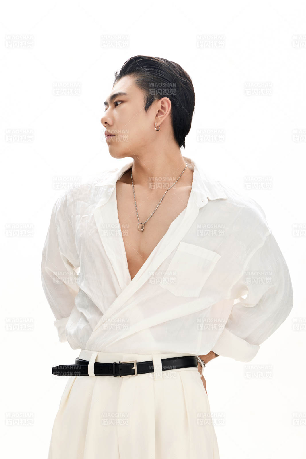 年轻帅气的肌肉健美亚洲男性形象图片