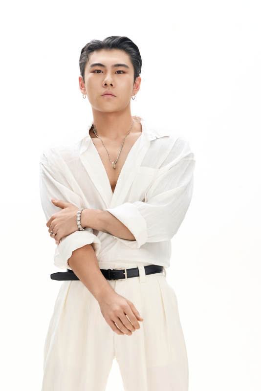 年轻帅气的肌肉健美亚洲男性形象图片