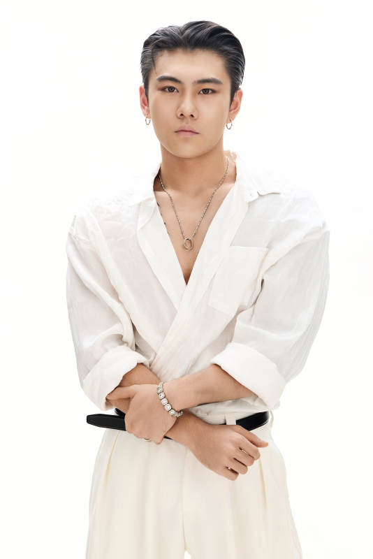 年轻帅气的肌肉健美亚洲男性形象图片