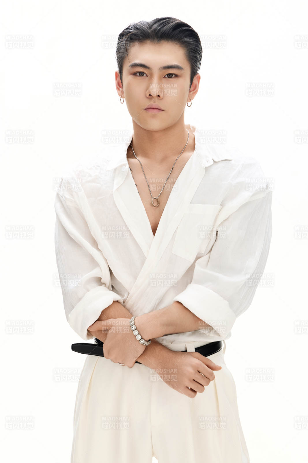 年轻帅气的肌肉健美亚洲男性形象图片