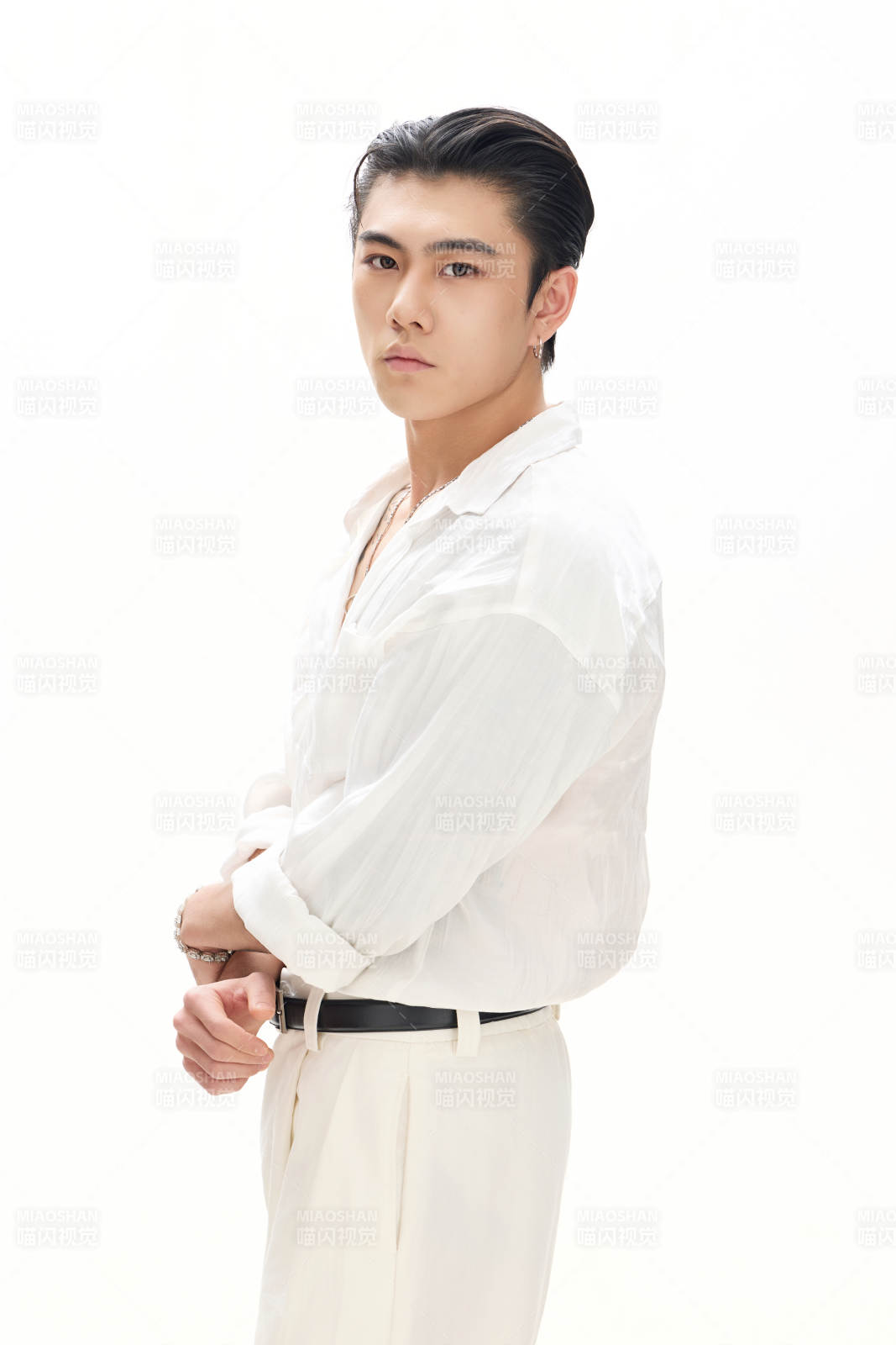 年轻帅气的肌肉健美亚洲男性形象图片