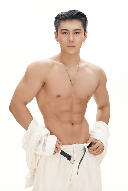 年轻帅气的肌肉健美亚洲男性形象图片