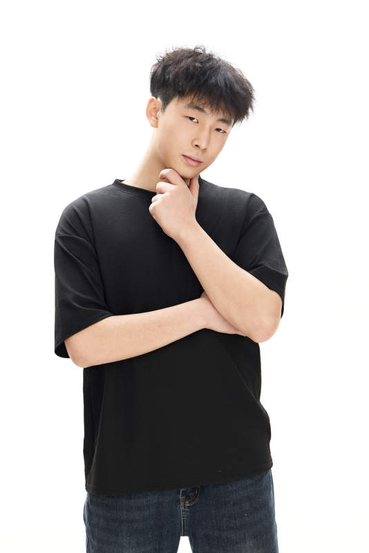 白色背景下的亚洲男性青年形象图片