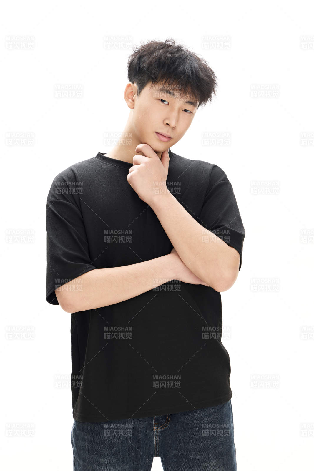 白色背景下的亚洲男性青年形象图片