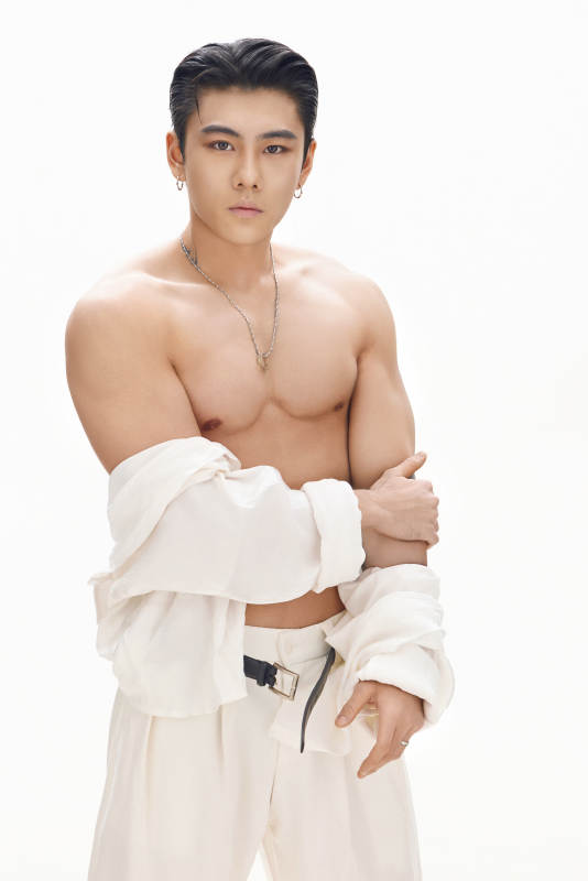 年轻帅气的肌肉健美亚洲男性形象图片