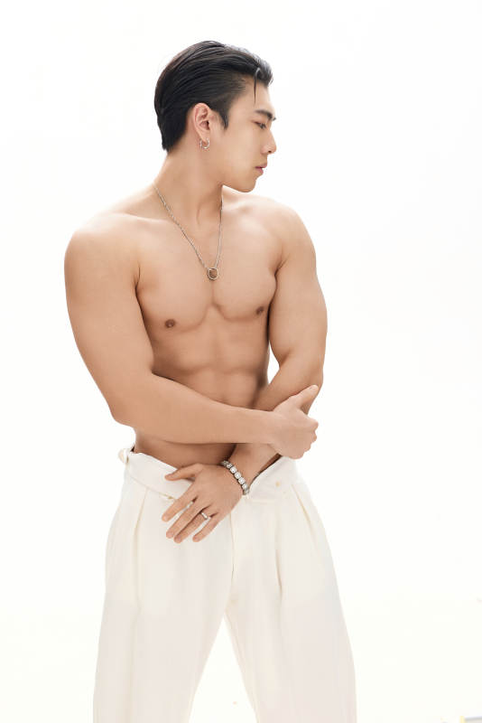 年轻帅气的肌肉健美亚洲男性形象图片