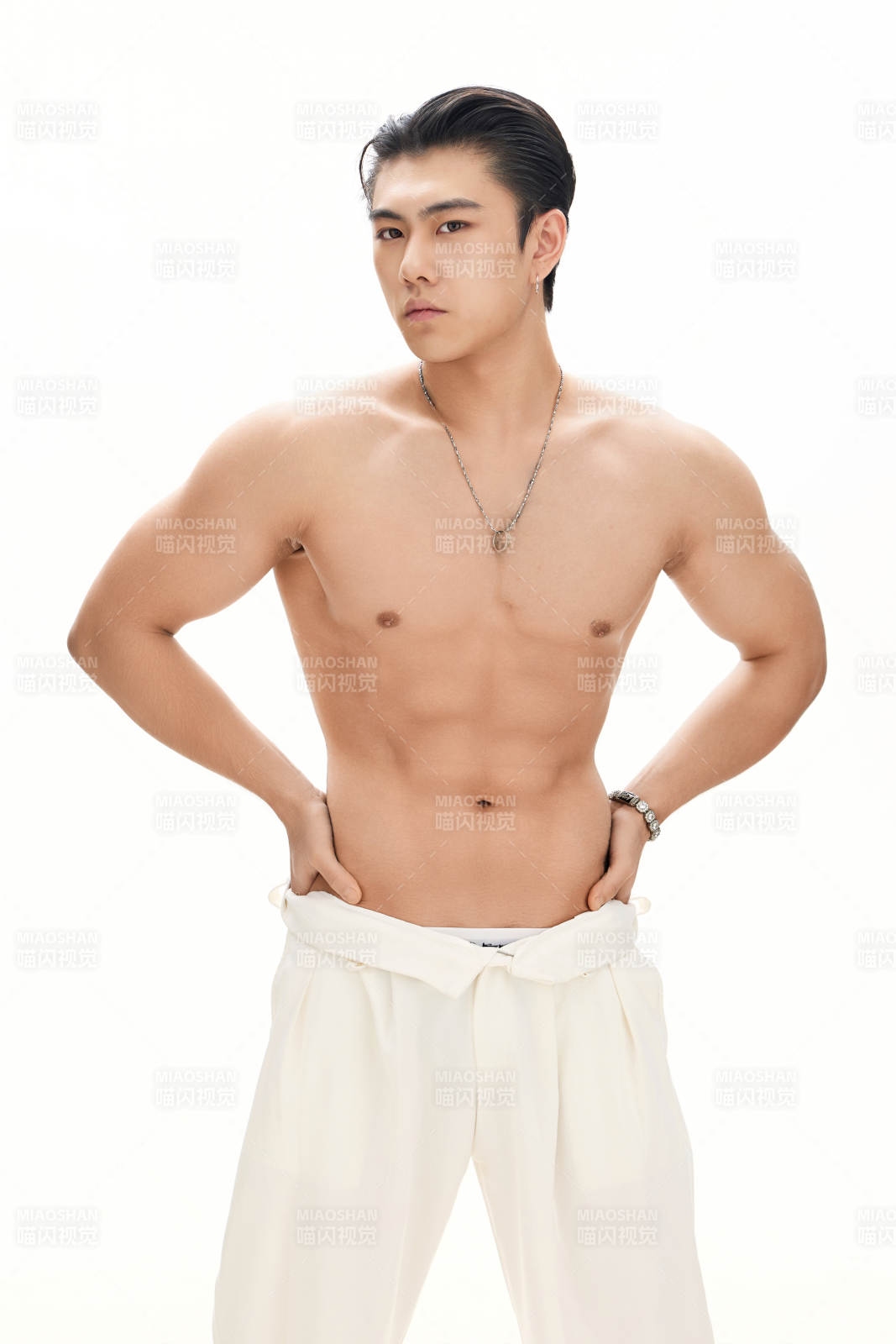 年轻帅气的肌肉健美亚洲男性形象图片