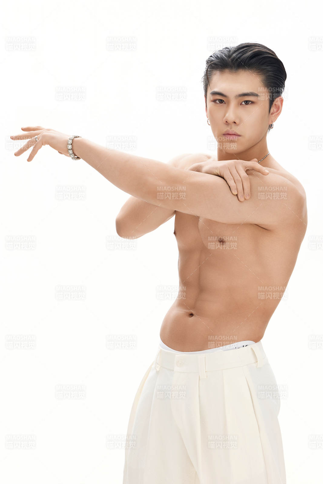 年轻帅气的肌肉健美亚洲男性形象图片