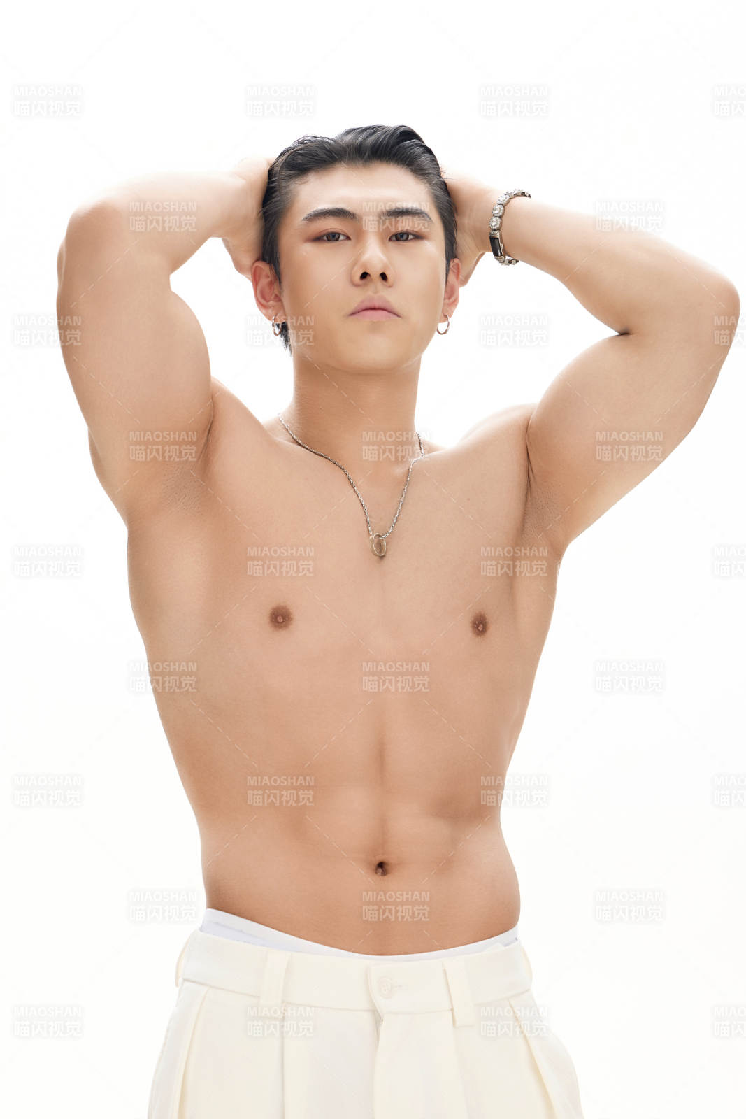 年轻帅气的肌肉健美亚洲男性形象图片