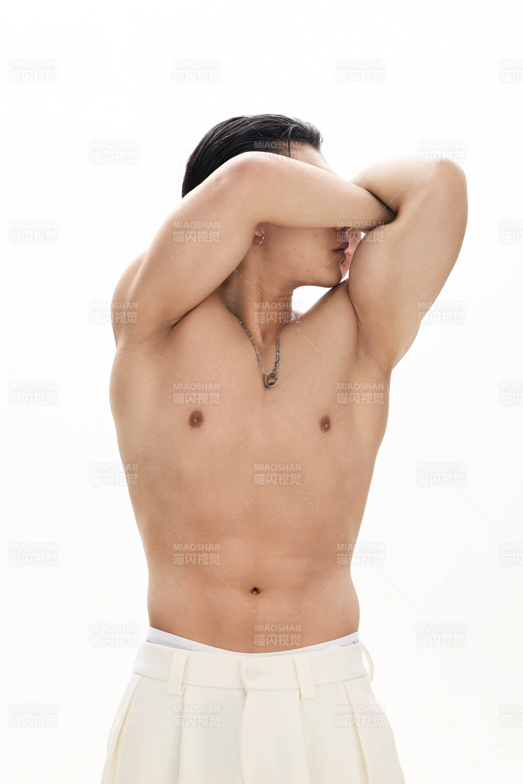 年轻帅气的肌肉健美亚洲男性形象图片