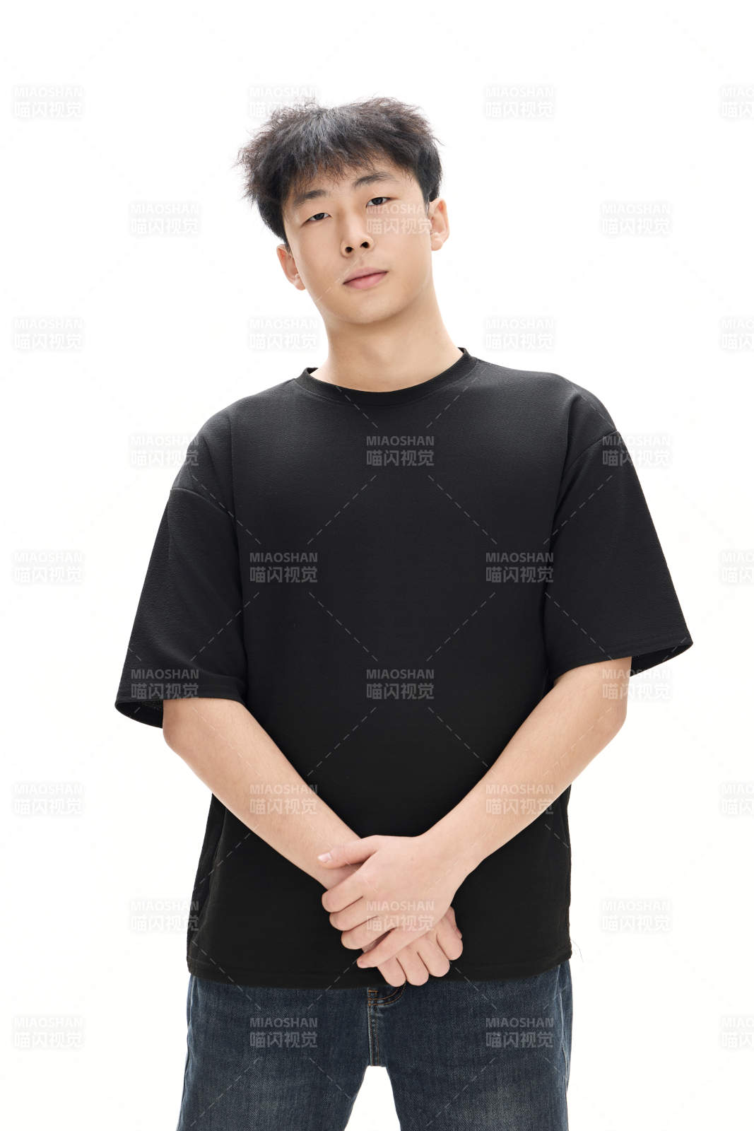 白色背景下的亚洲男性青年形象图片