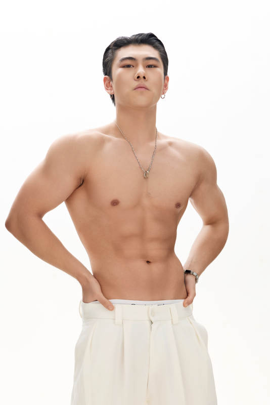 年轻帅气的肌肉健美亚洲男性形象图片