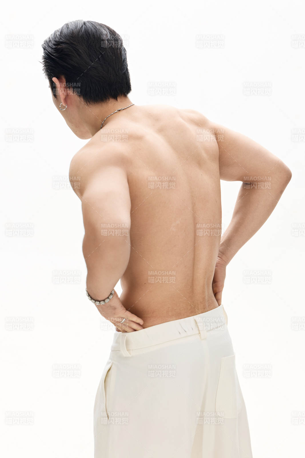 年轻帅气的肌肉健美亚洲男性形象图片