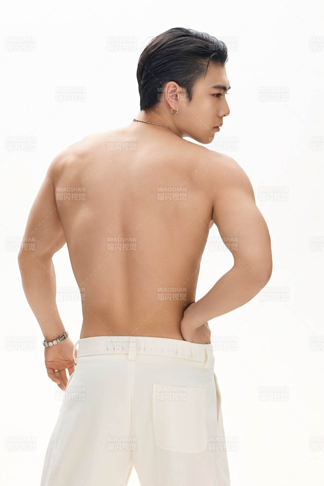 年轻帅气的肌肉健美亚洲男性形象图片