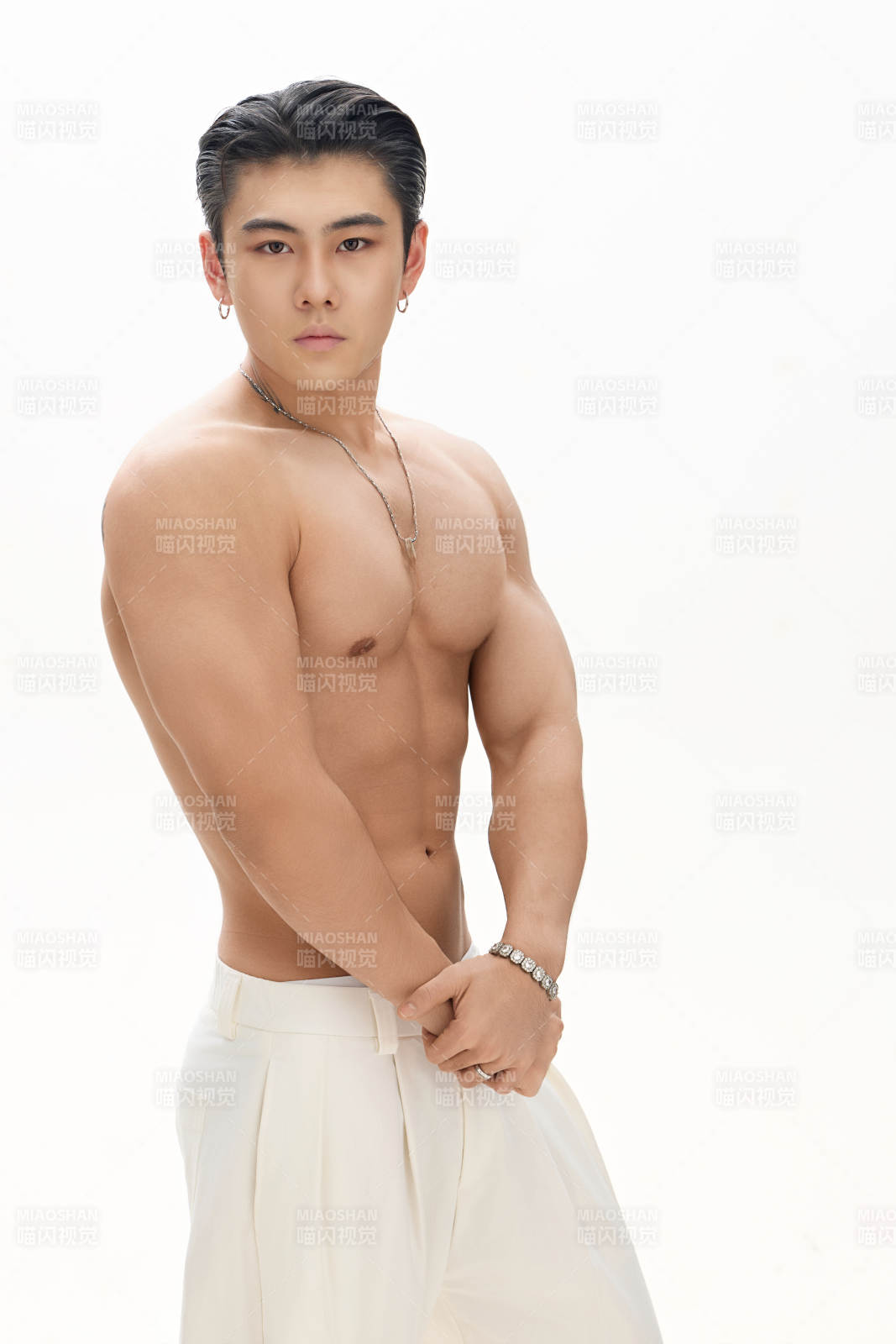 年轻帅气的肌肉健美亚洲男性形象图片