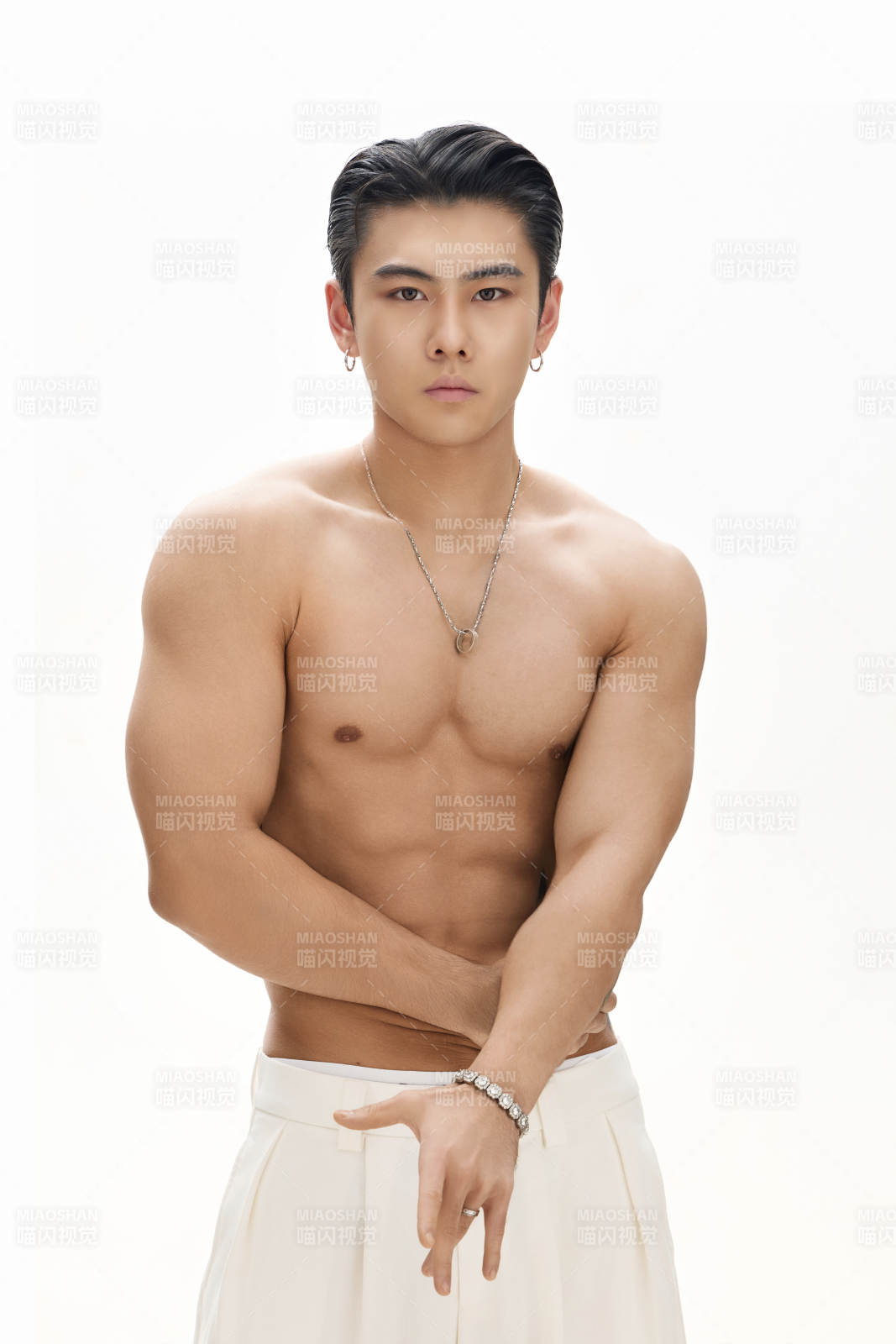 年轻帅气的肌肉健美亚洲男性形象图片