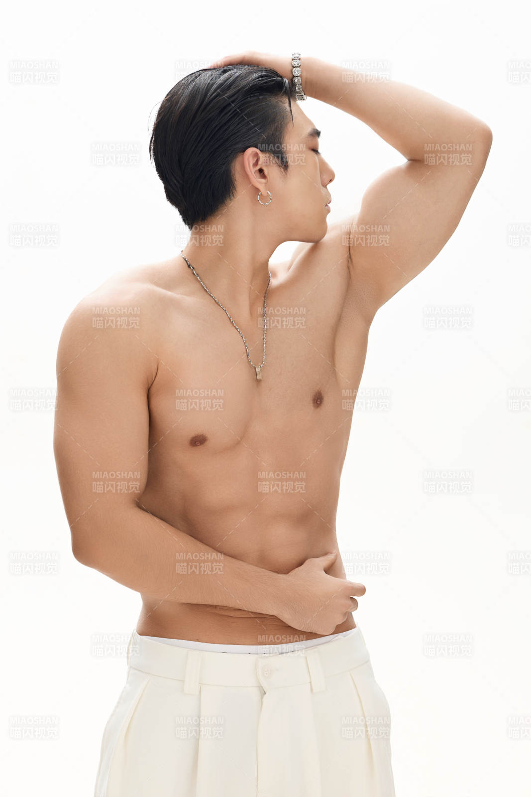 年轻帅气的肌肉健美亚洲男性形象图片