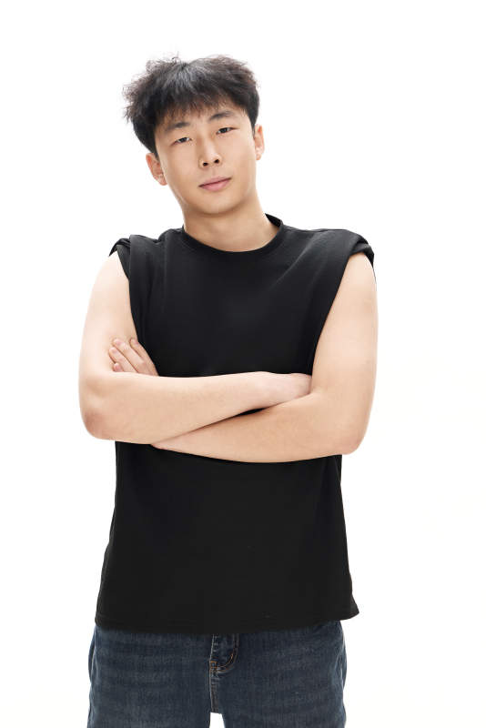 白色背景下的亚洲男性青年形象图片