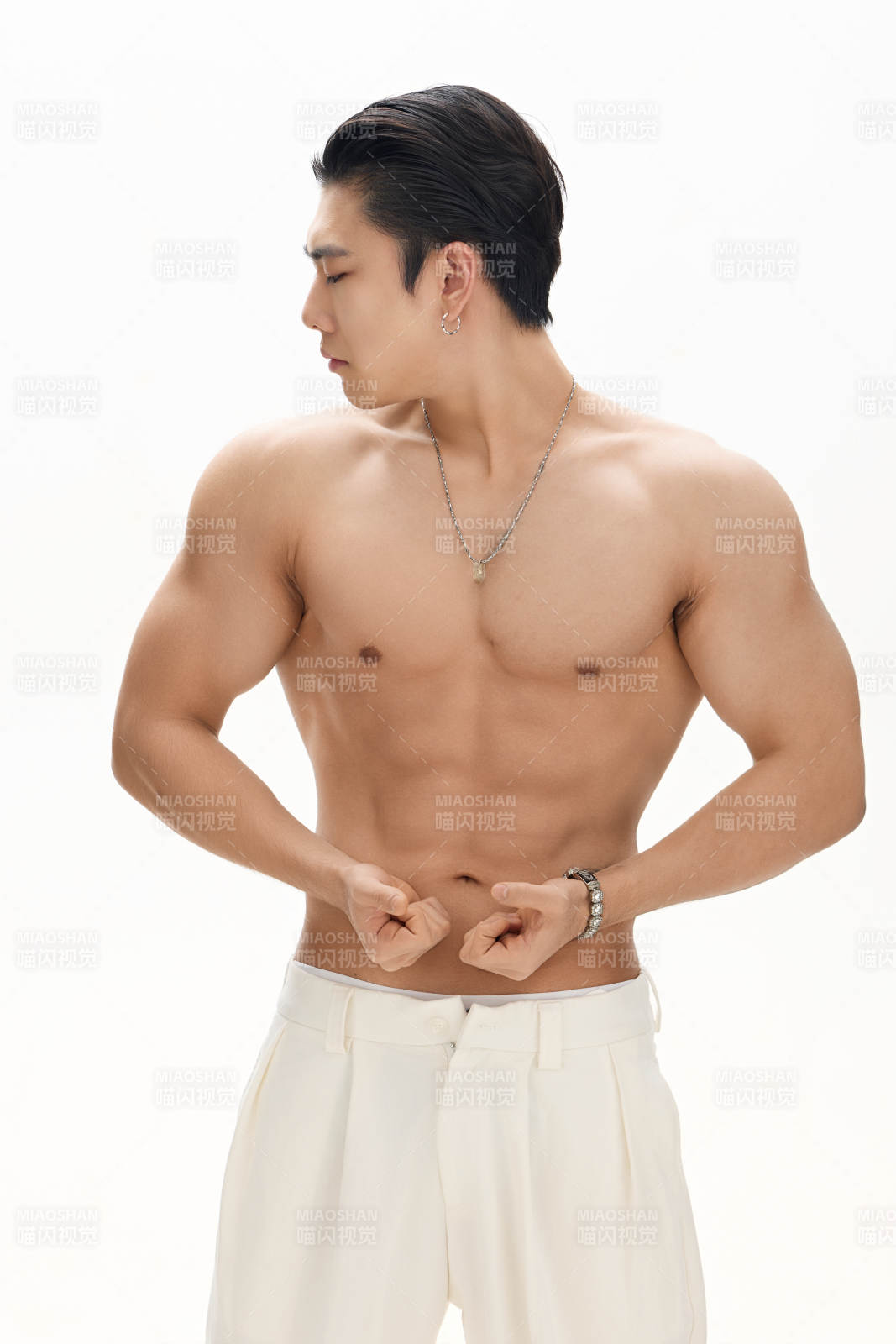 年轻帅气的肌肉健美亚洲男性形象图片