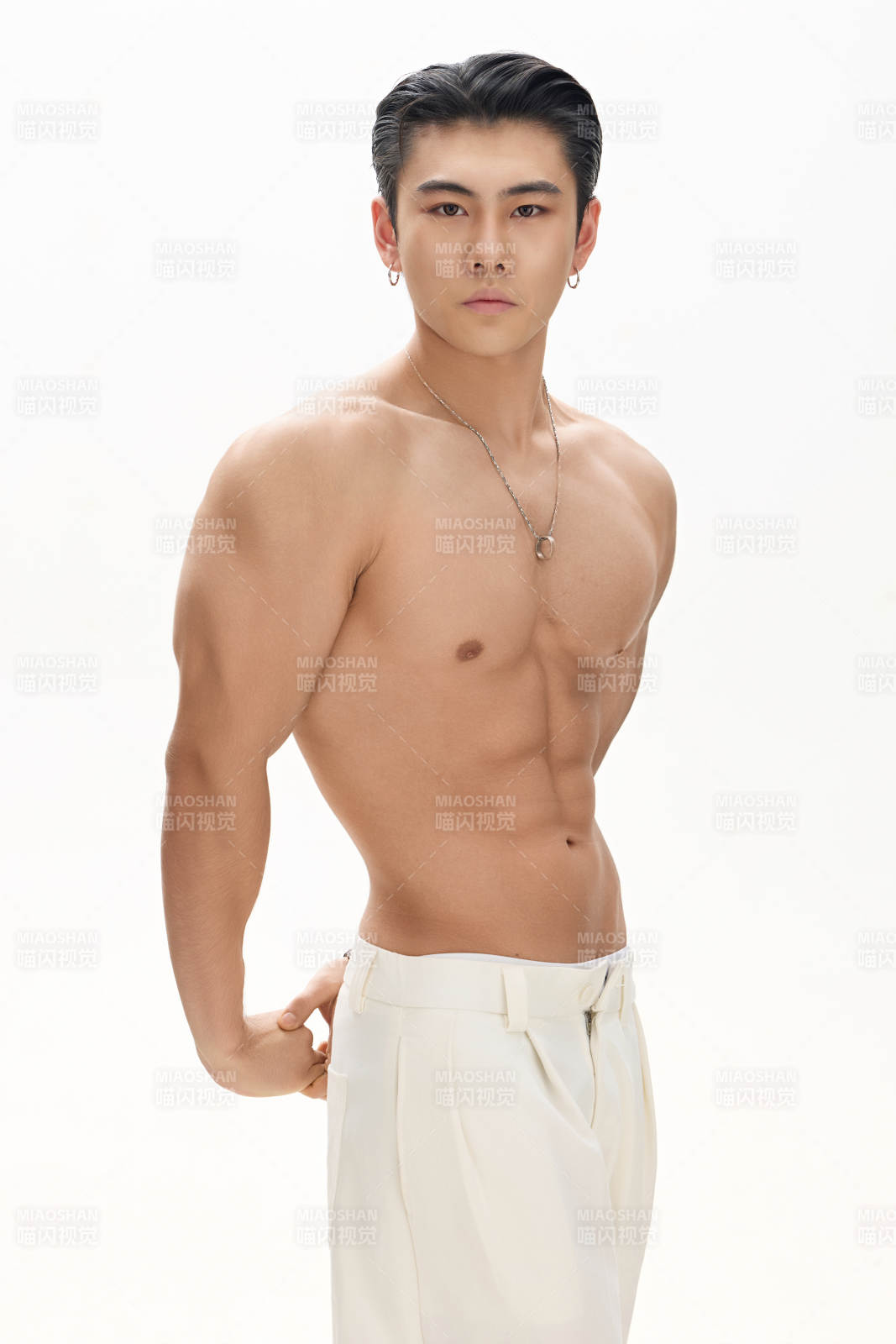 年轻帅气的肌肉健美亚洲男性形象图片