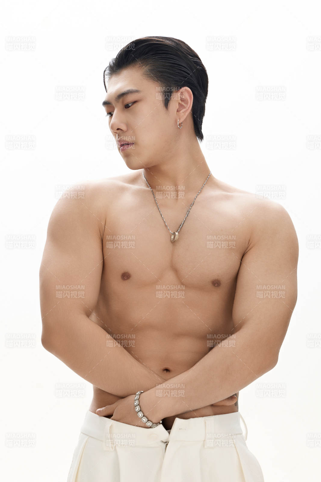 年轻帅气的肌肉健美亚洲男性形象图片