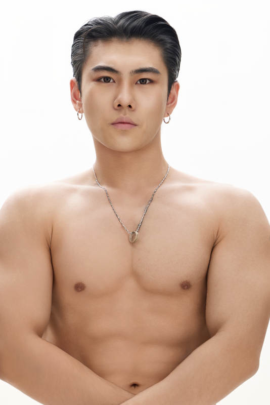 年轻帅气的肌肉健美亚洲男性形象图片