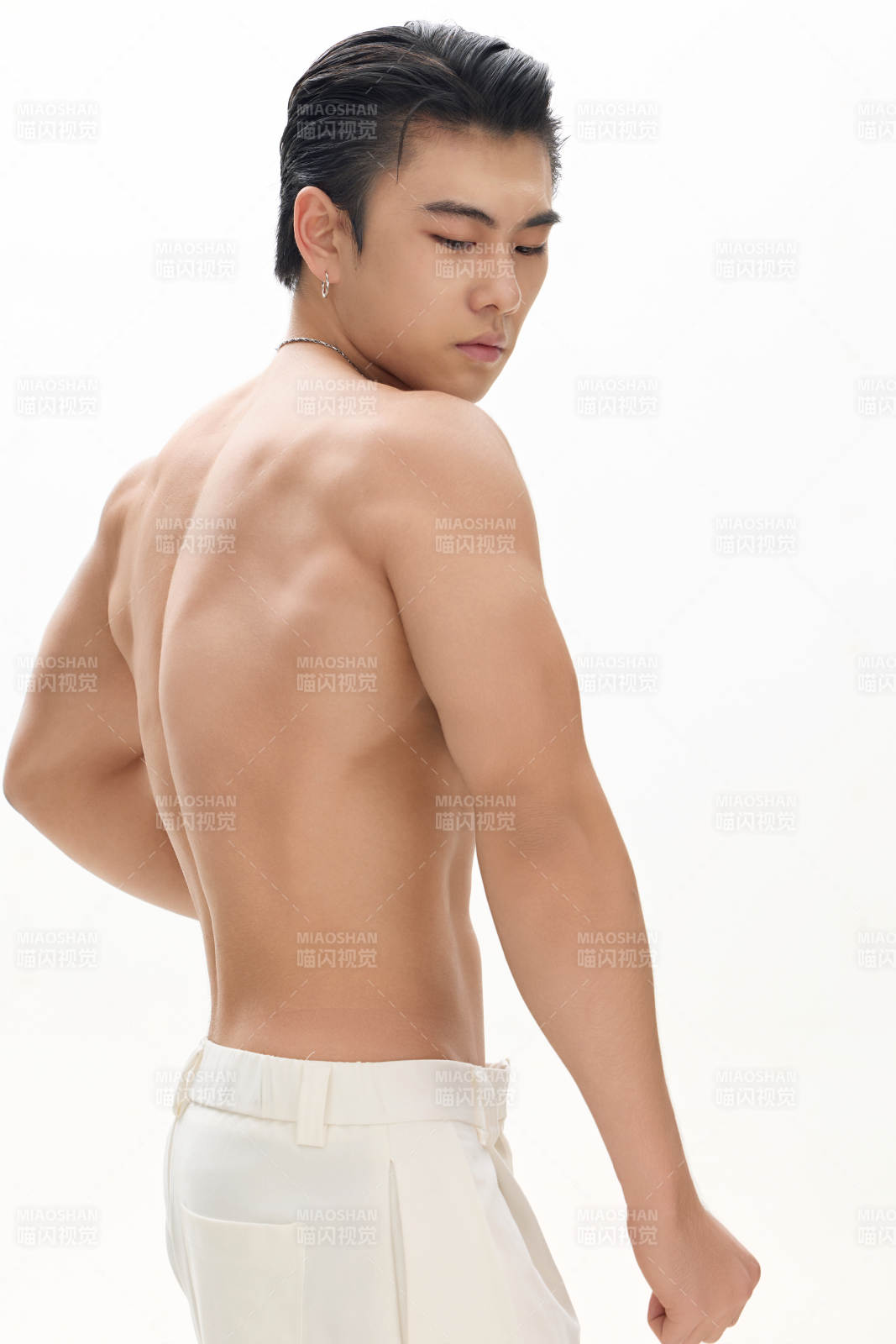 年轻帅气的肌肉健美亚洲男性形象图片