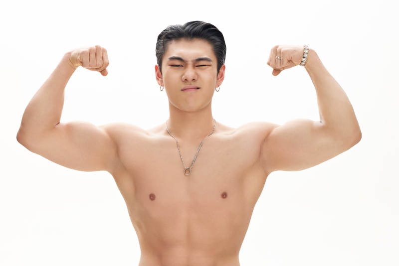 年轻帅气的肌肉健美亚洲男性形象图片