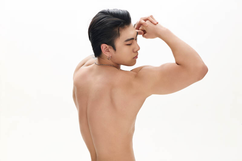 年轻帅气的肌肉健美亚洲男性形象图片