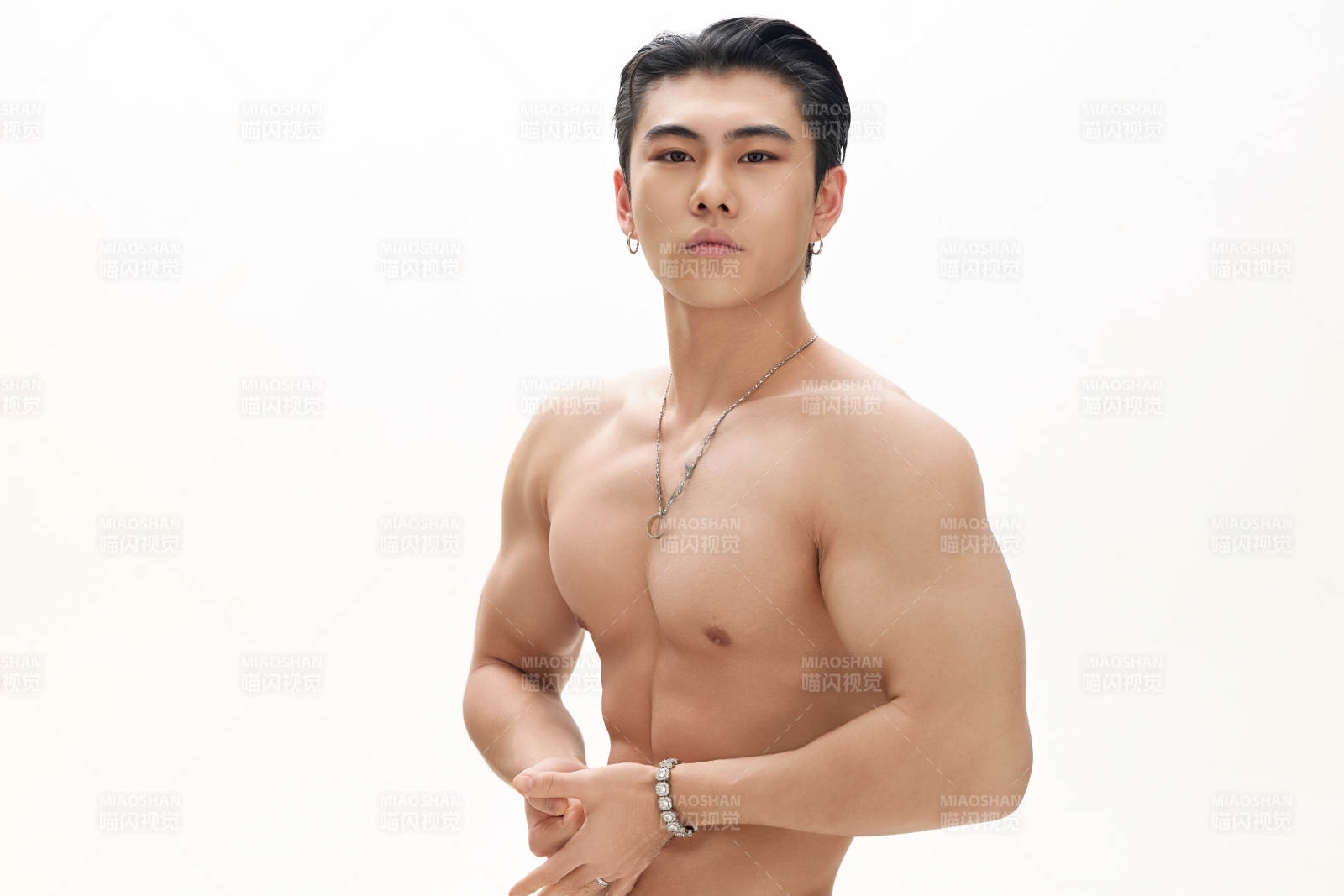 年轻帅气的肌肉健美亚洲男性形象图片