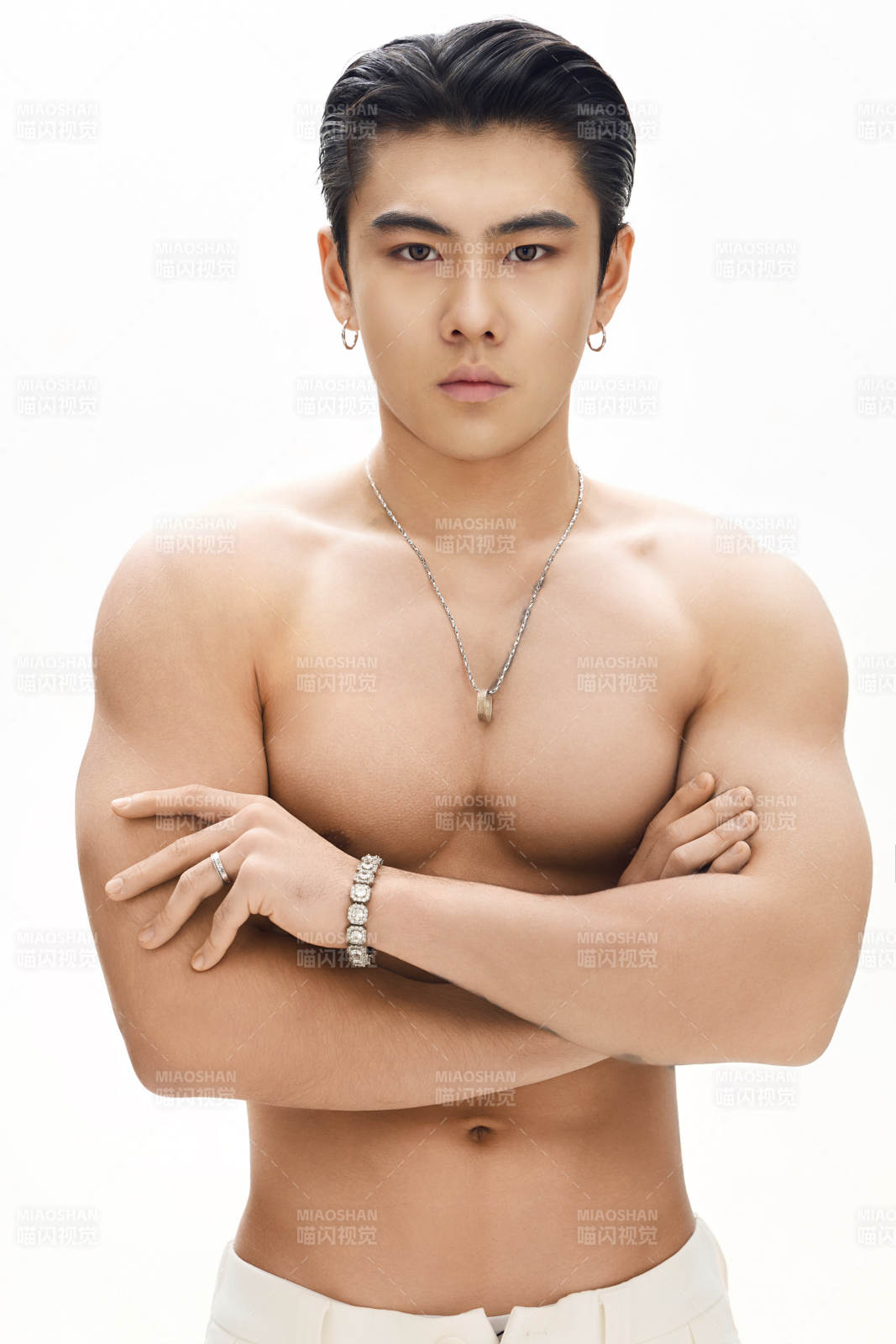 年轻帅气的肌肉健美亚洲男性形象图片