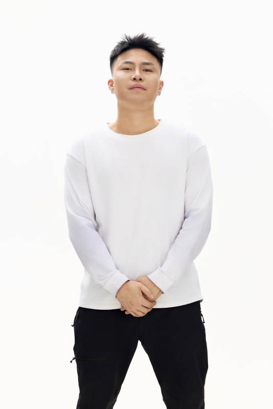 白色背景下的亚洲男性青年形象图片