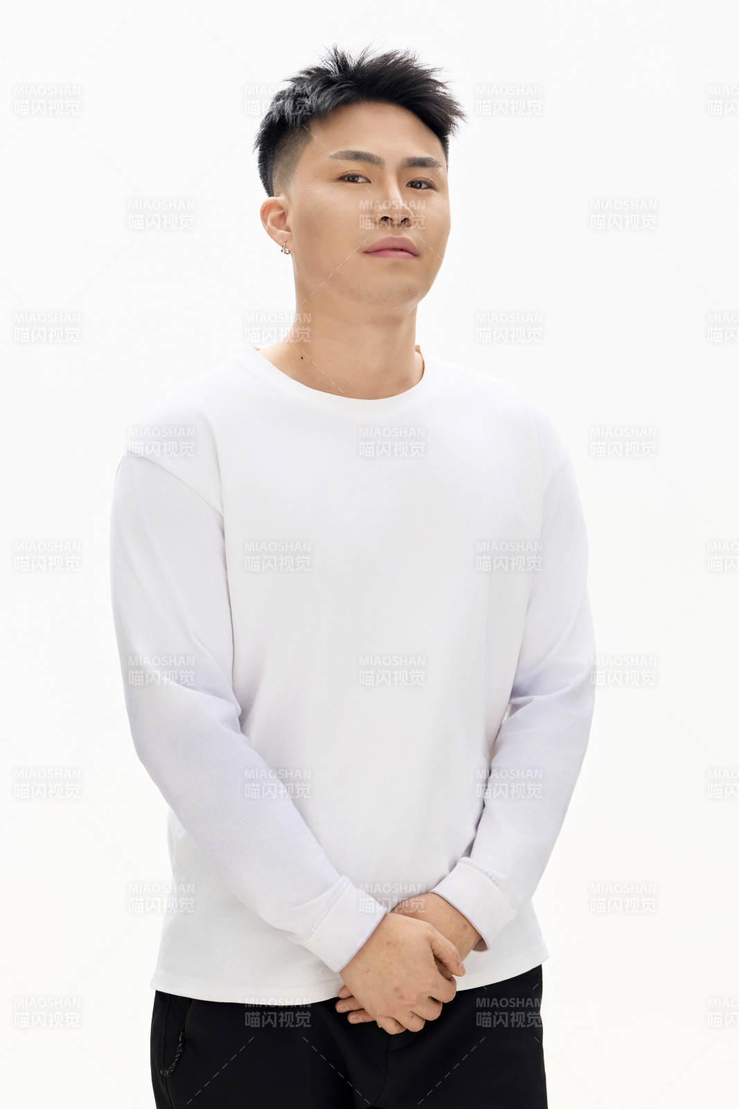 白色背景下的亚洲男性青年形象图片