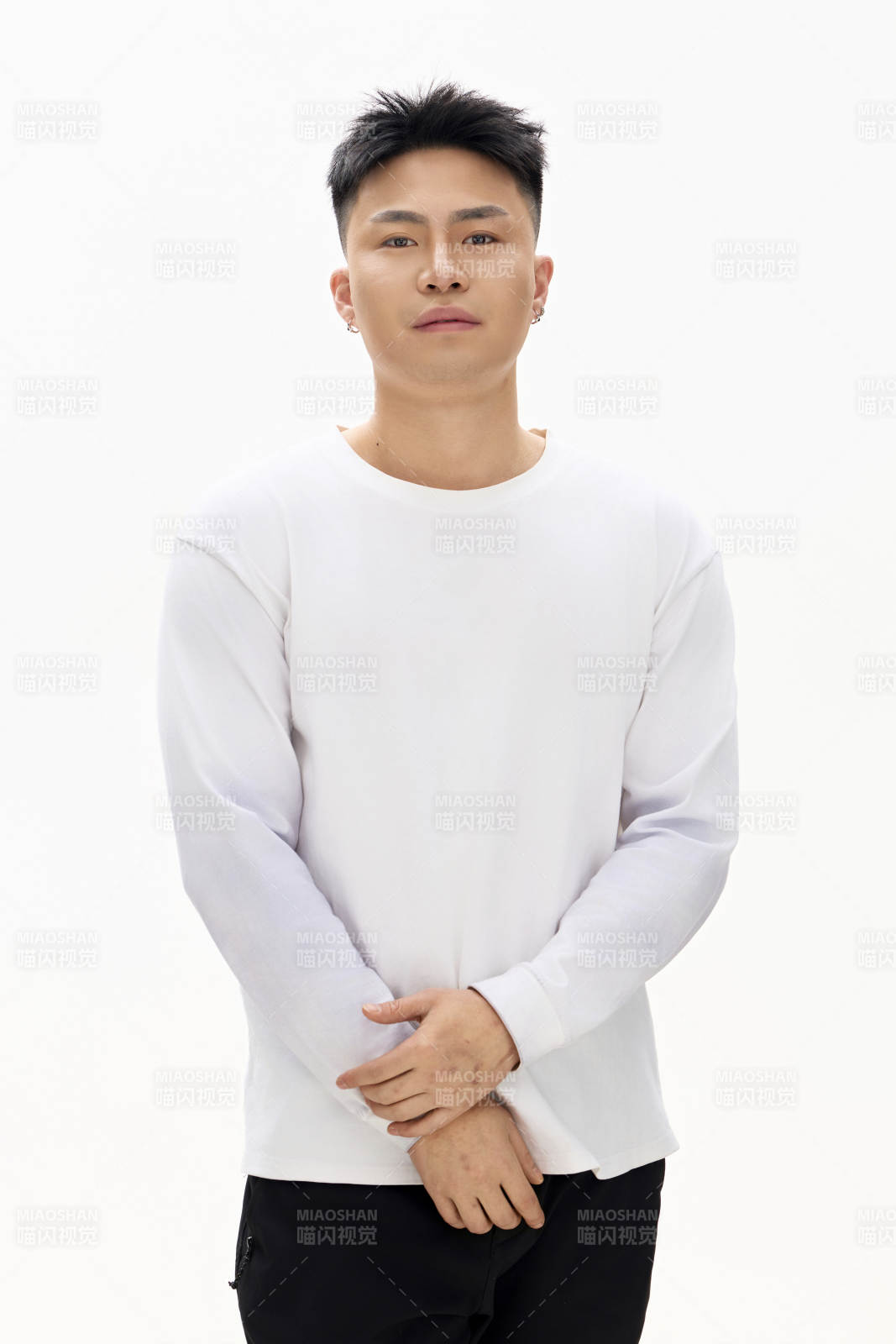 白色背景下的亚洲男性青年形象图片