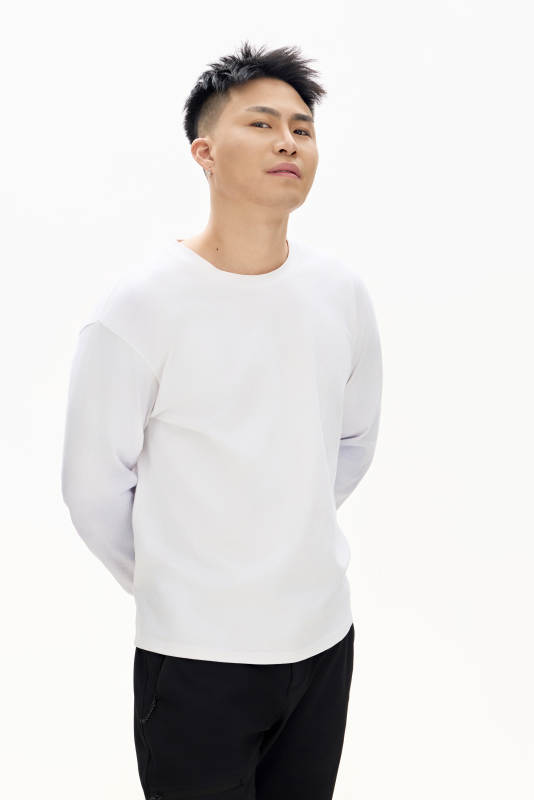 白色背景下的亚洲男性青年形象图片